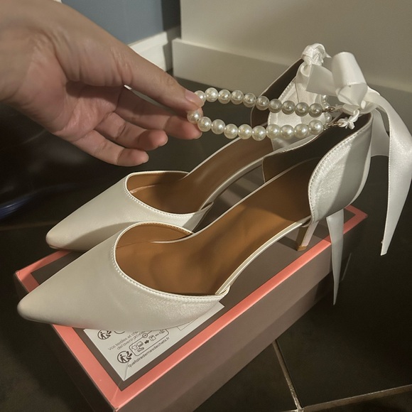 White heels size 8.5 - Picture 3 of 5